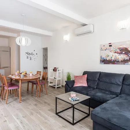 Silent Sunny Arc Apartment *